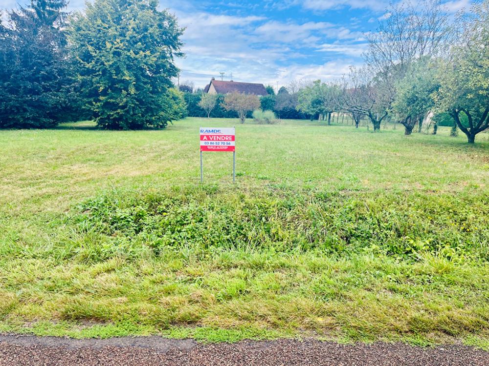 Terrain de 1731 m² - 
89240 POURRAIN
