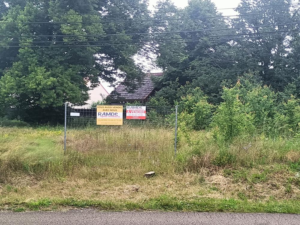 Terrain de 631 m² - 
89113 CHARBUY
