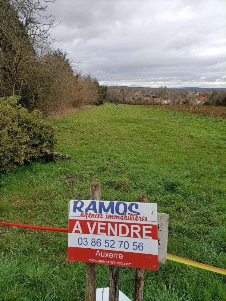 Terrain de 2040 m² - 
89113 CHARBUY
