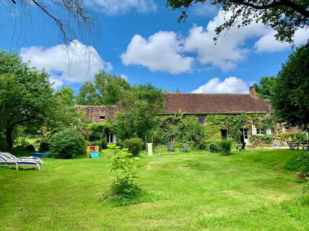Maison de 369 m² - 
89520 SAINT SAUVEUR EN PUISAYE
