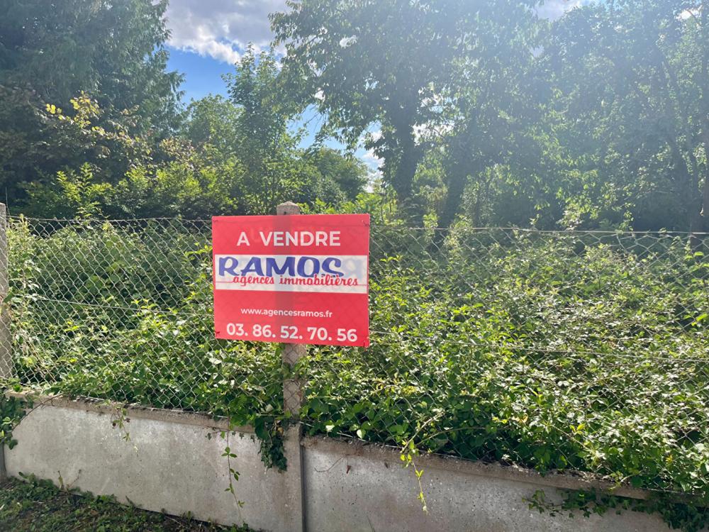 Terrain de 742 m² - 
89290 ESCOLIVES SAINTE CAMILLE
