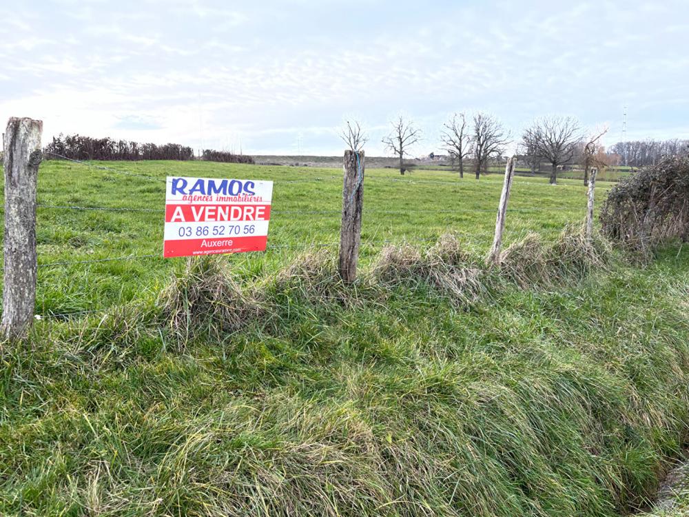 Terrain de 2081 m² - 
89290 VENOY
